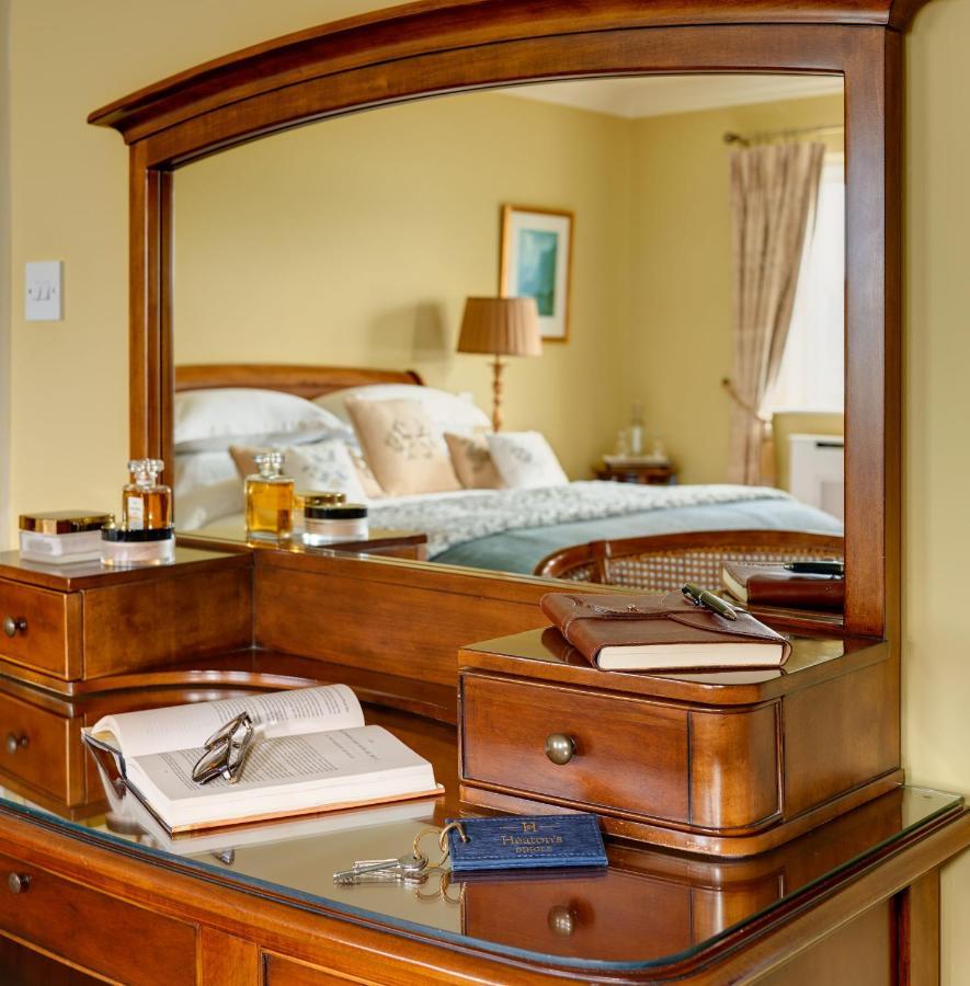 Heatons Guesthouse Дингъл Екстериор снимка