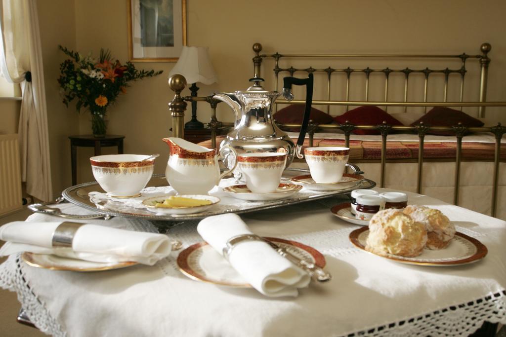 Heatons Guesthouse Дингъл Екстериор снимка